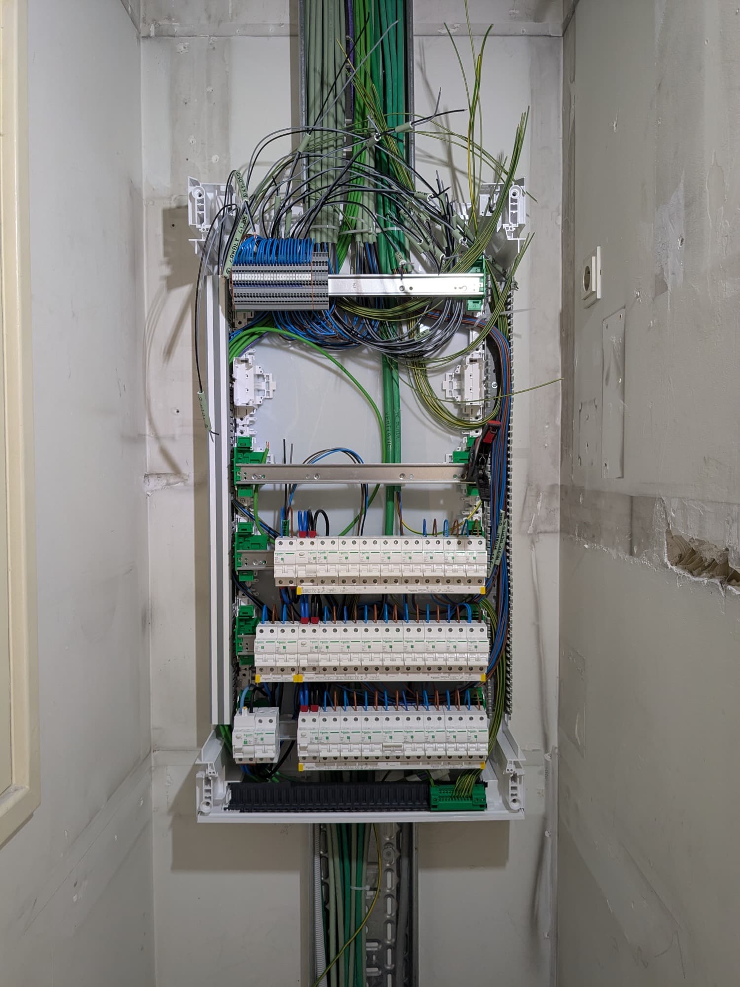 Buildingmanagementsysteem en elektrische sturing in kantoorgebouw (project BRL)