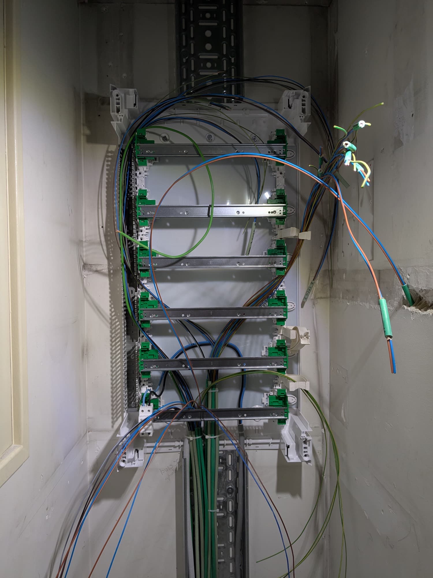 Buildingmanagementsysteem en elektrische sturing in kantoorgebouw (project BRL)