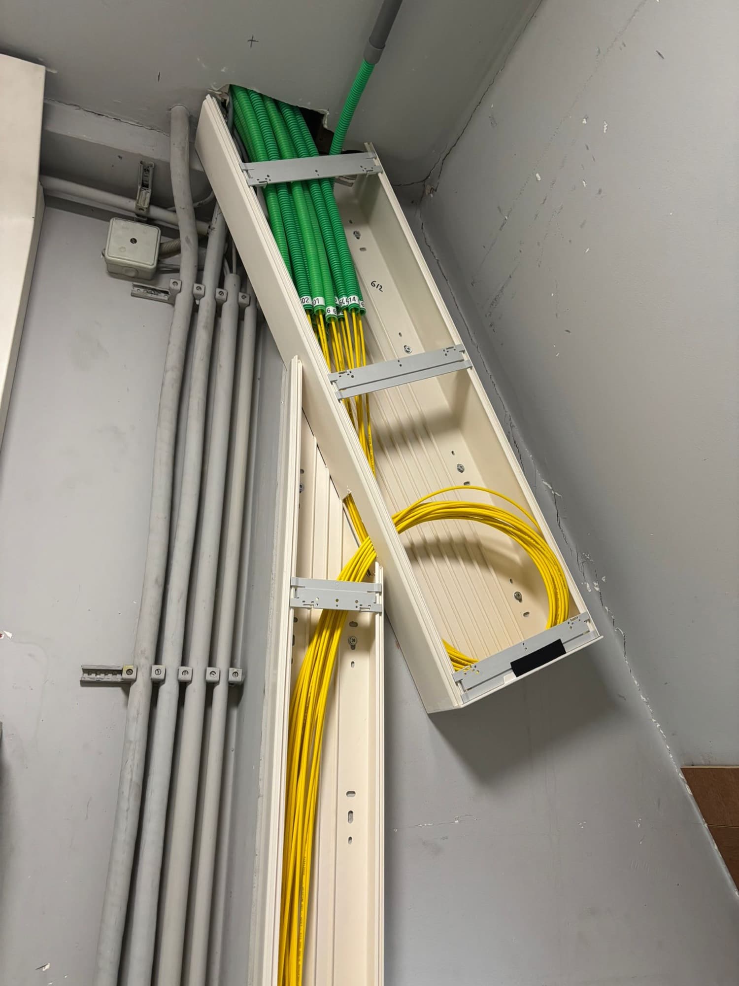 Glasvezel- en netwerkbekabeling in bedrijfsgebouw