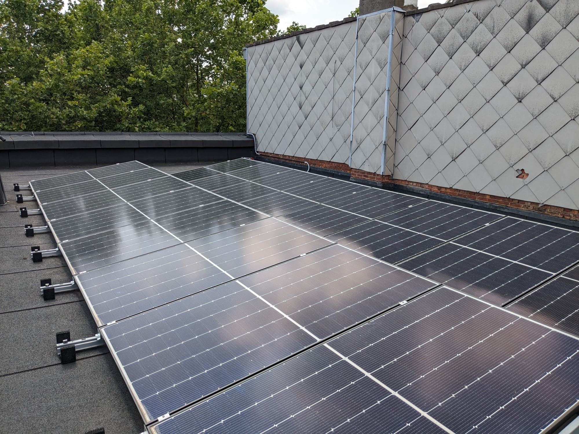 Zonnepanelen op dak, geplaatst door ElektroWerk (project BCT)